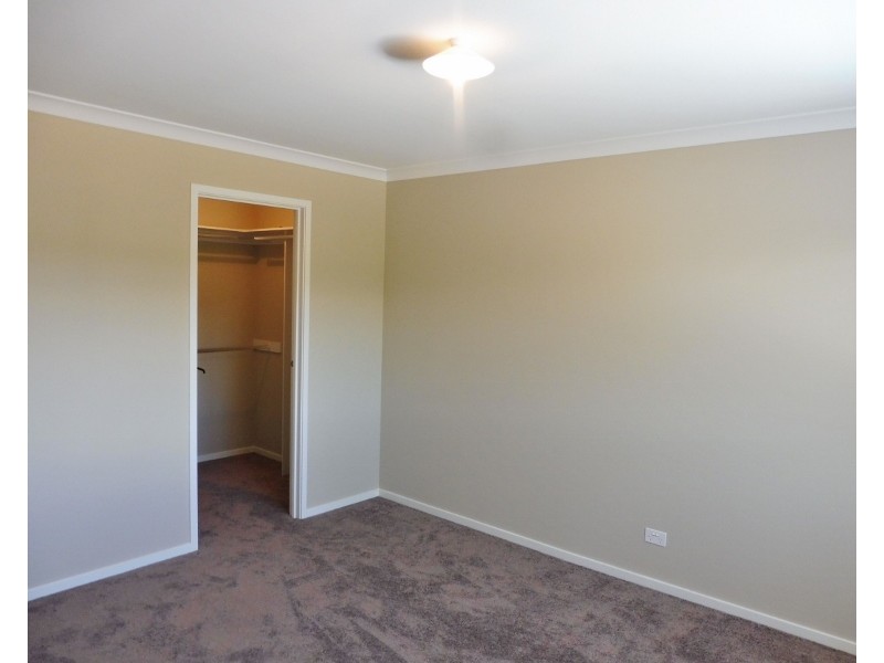 2 Crepe Avenue, Cranbourne West VIC 3977