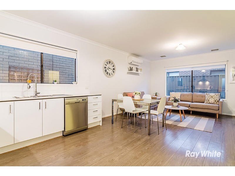 15 Canmore Street, Cranbourne East VIC 3977