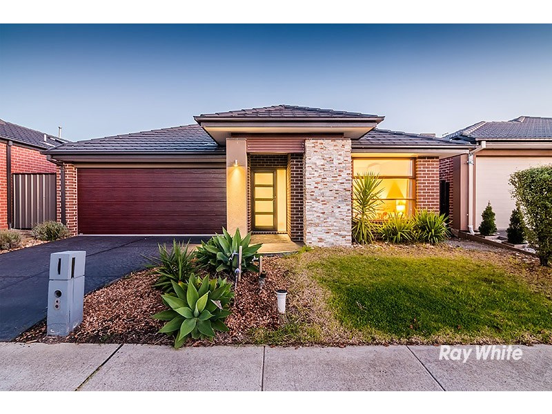 8 Falabela Road, Clyde North VIC 3978