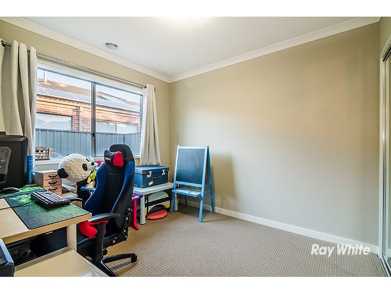 8 Falabela Road, Clyde North VIC 3978