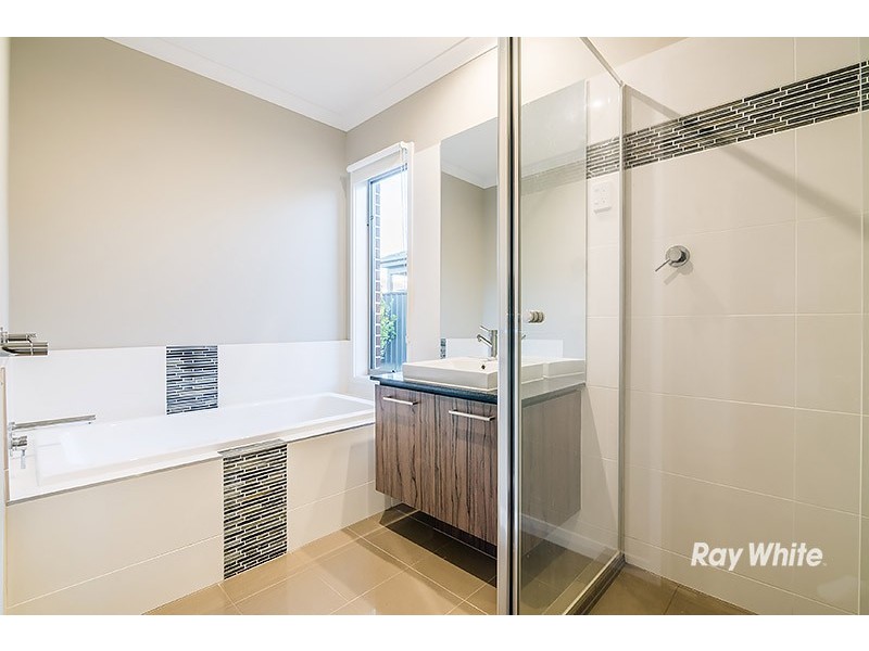 8 Falabela Road, Clyde North VIC 3978