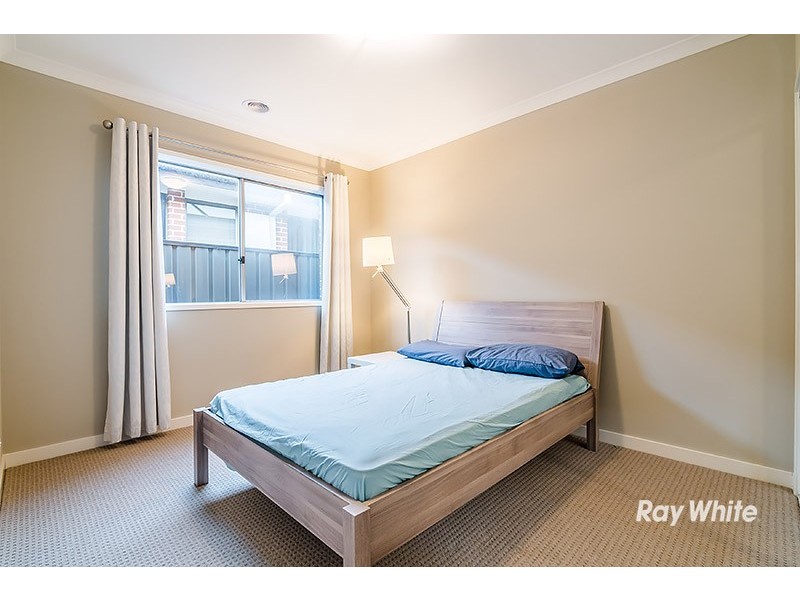 8 Falabela Road, Clyde North VIC 3978