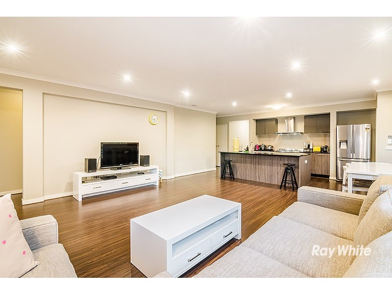 8 Falabela Road, Clyde North VIC 3978