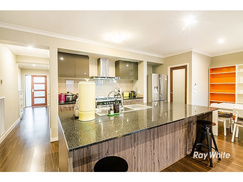 8 Falabela Road, Clyde North VIC 3978