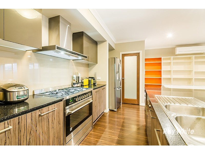 8 Falabela Road, Clyde North VIC 3978