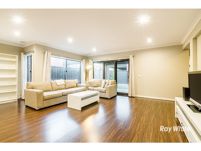 8 Falabela Road, Clyde North VIC 3978