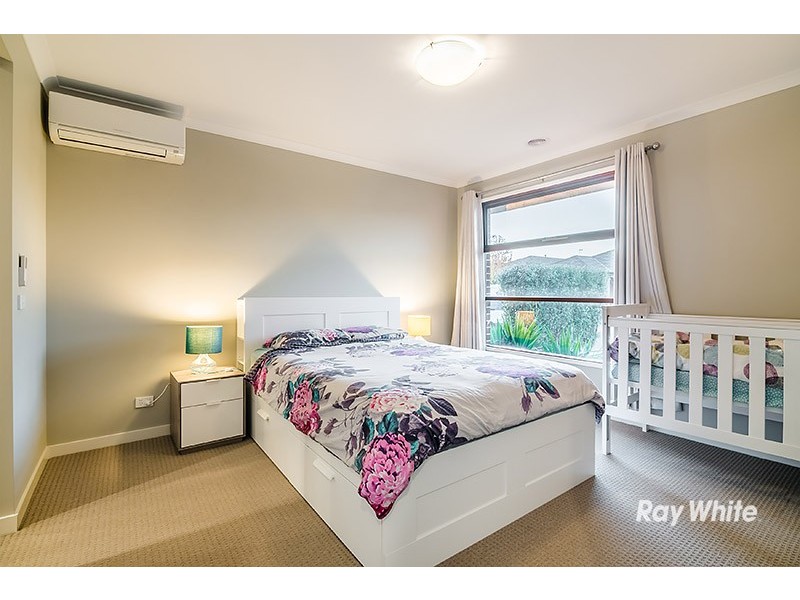 8 Falabela Road, Clyde North VIC 3978