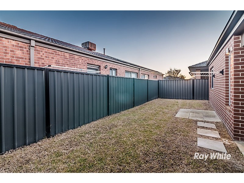8 Falabela Road, Clyde North VIC 3978