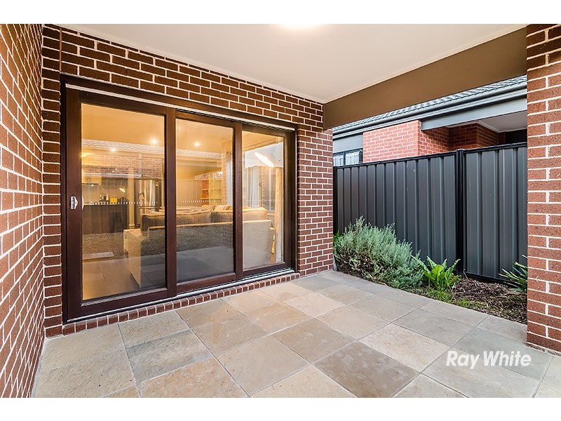 8 Falabela Road, Clyde North VIC 3978
