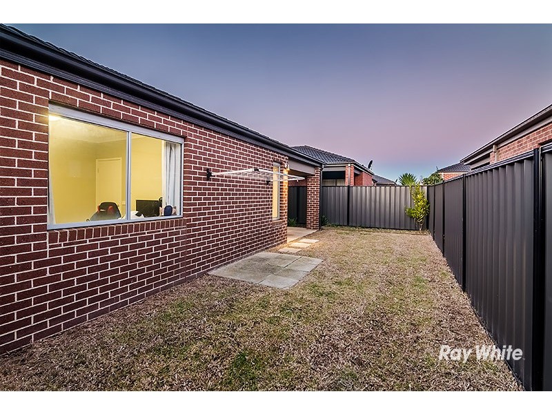 8 Falabela Road, Clyde North VIC 3978