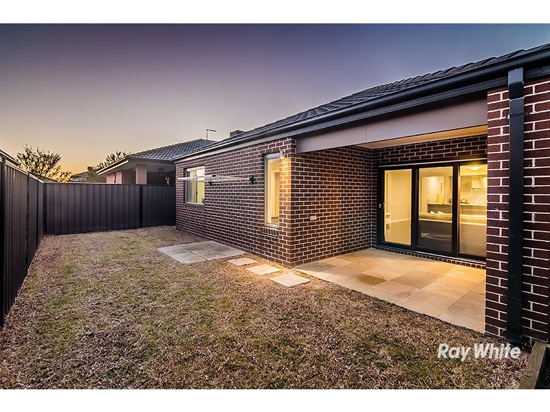 8 Falabela Road, Clyde North VIC 3978