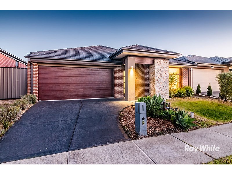 8 Falabela Road, Clyde North VIC 3978