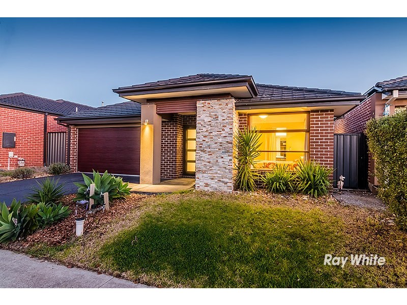 8 Falabela Road, Clyde North VIC 3978
