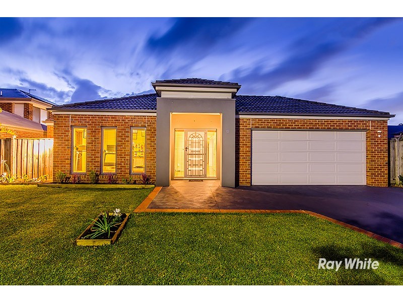 11 Newton Drive, Cranbourne North VIC 3977