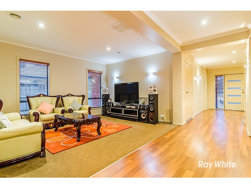 11 Newton Drive, Cranbourne North VIC 3977