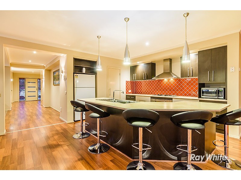 11 Newton Drive, Cranbourne North VIC 3977