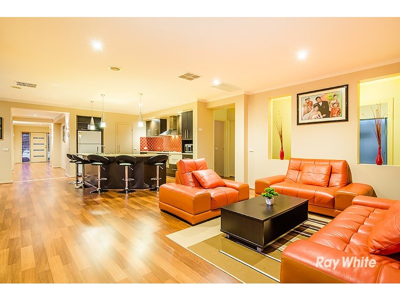 11 Newton Drive, Cranbourne North VIC 3977