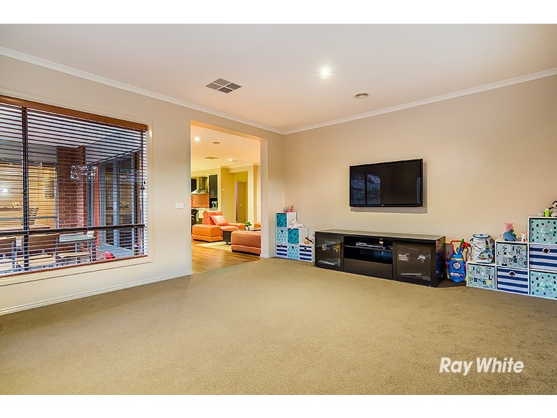 11 Newton Drive, Cranbourne North VIC 3977