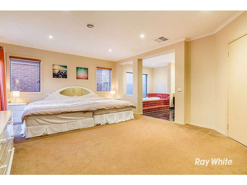 11 Newton Drive, Cranbourne North VIC 3977