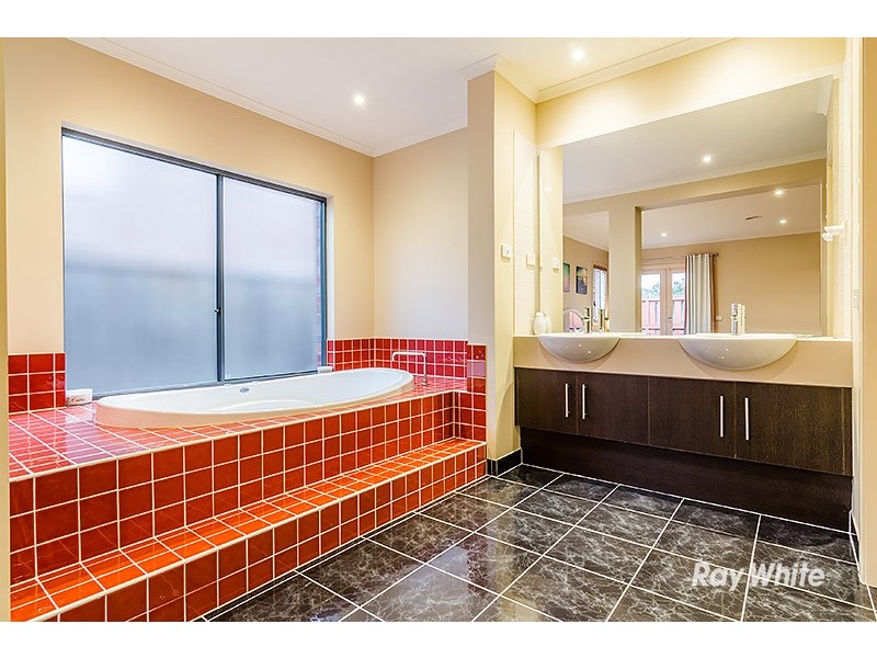 11 Newton Drive, Cranbourne North VIC 3977