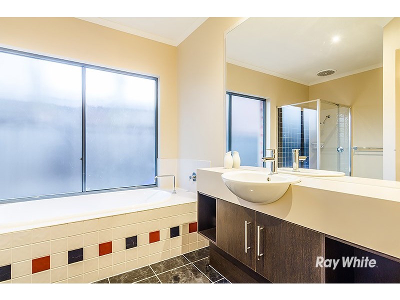 11 Newton Drive, Cranbourne North VIC 3977