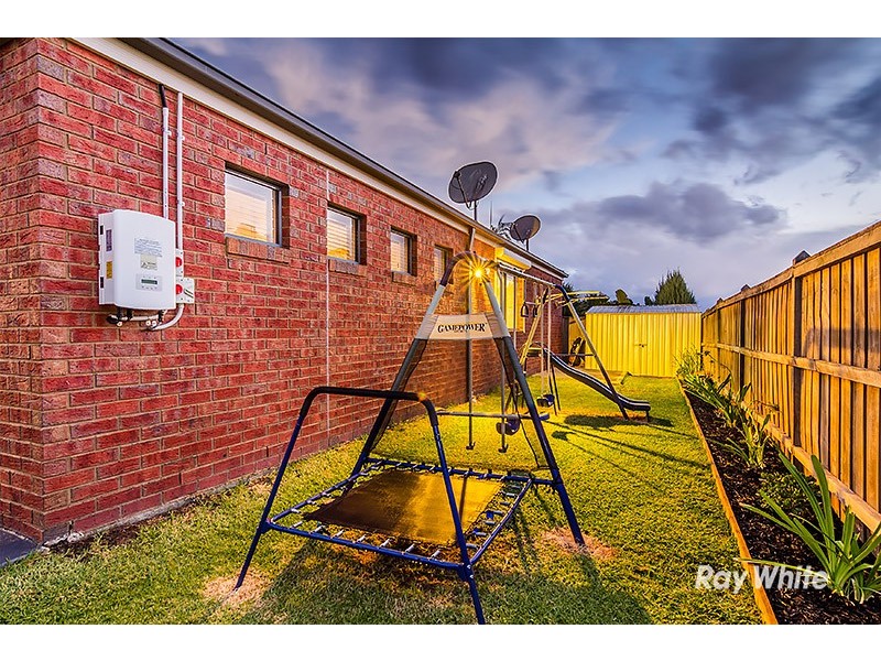 11 Newton Drive, Cranbourne North VIC 3977