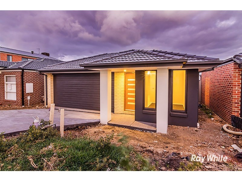 84 Nelson Street, Cranbourne East VIC 3977