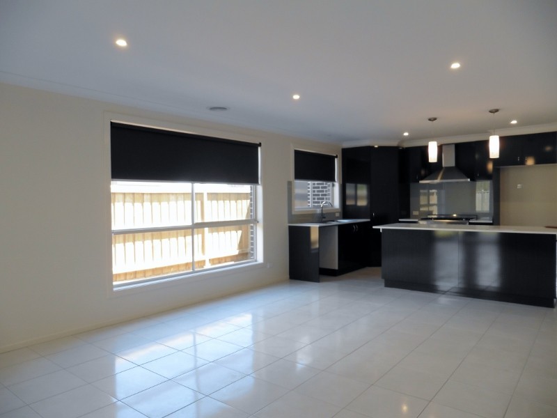 16 Fenway Boulevard, Clyde North VIC 3978