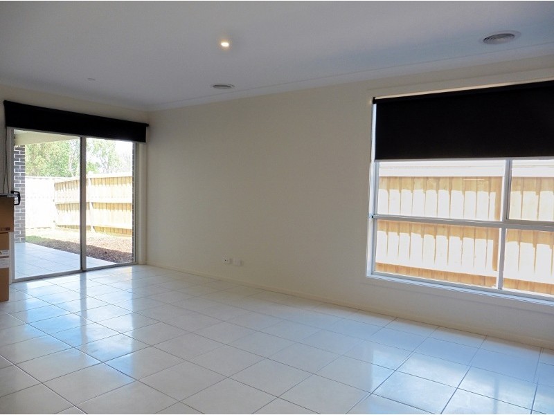 16 Fenway Boulevard, Clyde North VIC 3978