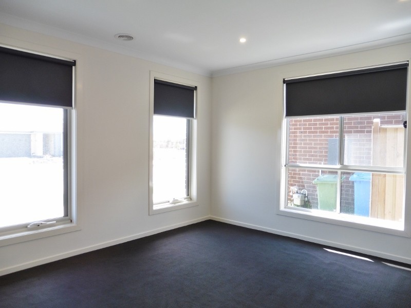 16 Fenway Boulevard, Clyde North VIC 3978