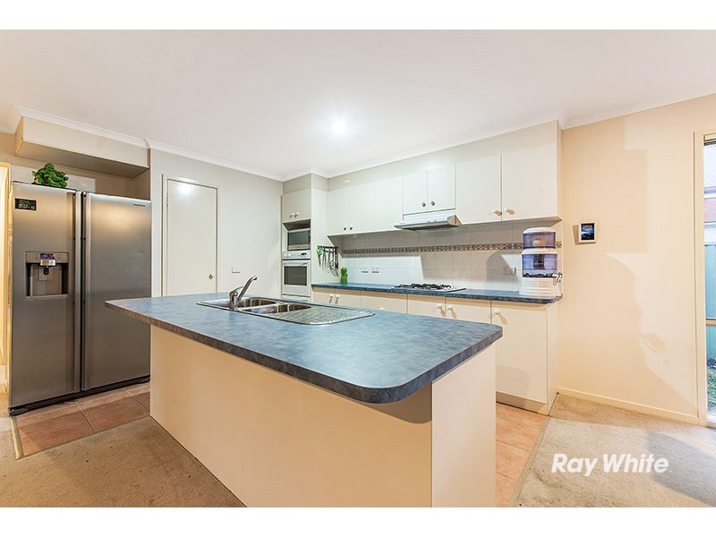 2 Gallop Close, Cranbourne East VIC 3977