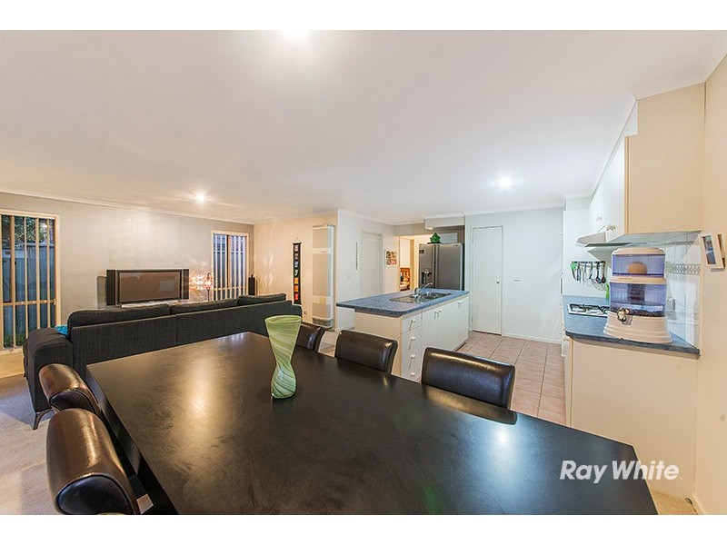 2 Gallop Close, Cranbourne East VIC 3977