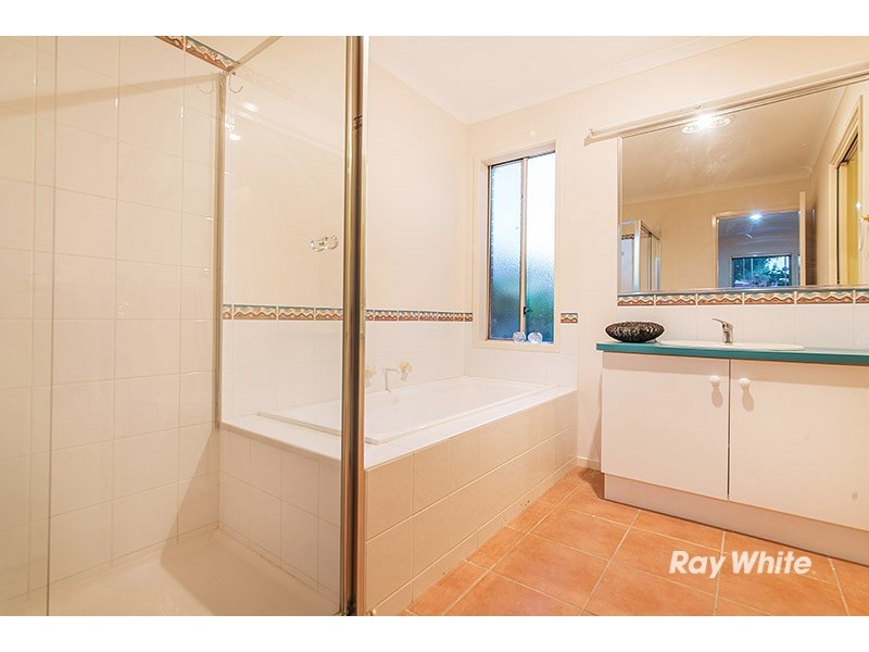 2 Gallop Close, Cranbourne East VIC 3977