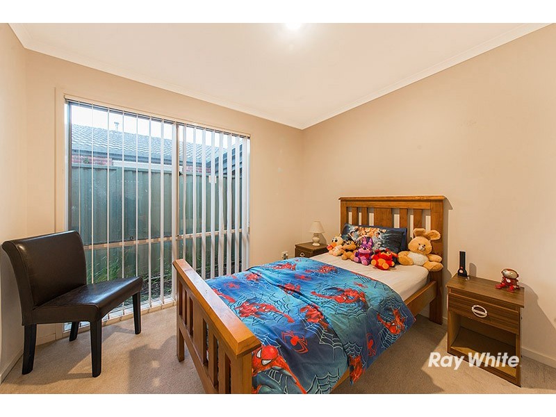 2 Gallop Close, Cranbourne East VIC 3977