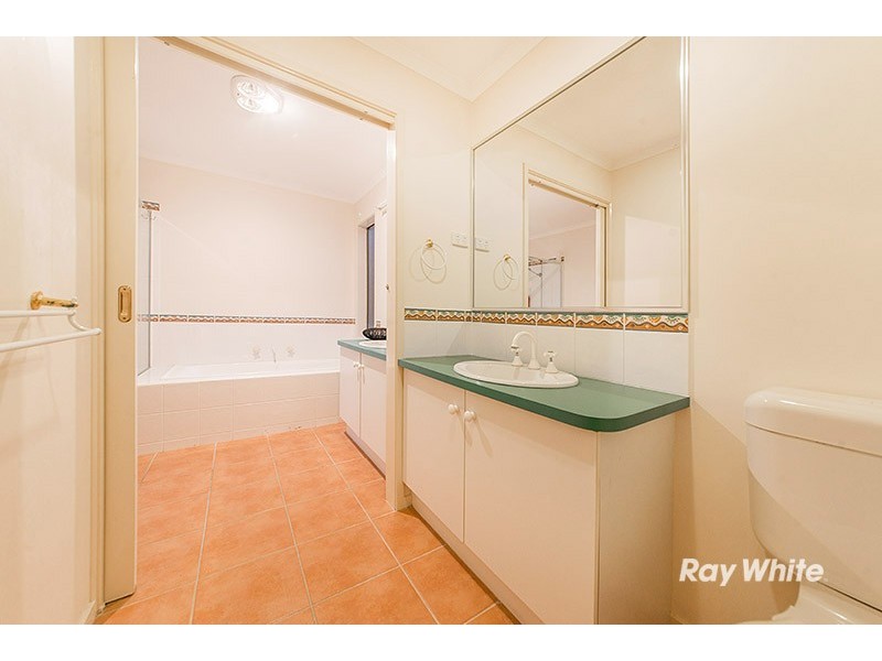 2 Gallop Close, Cranbourne East VIC 3977