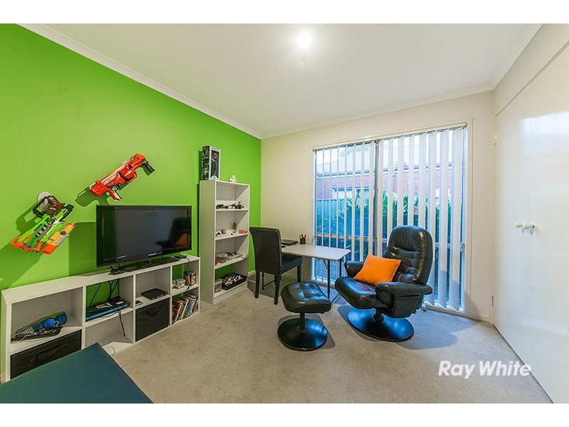 2 Gallop Close, Cranbourne East VIC 3977