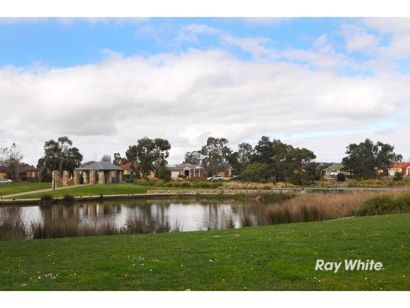 2 Gallop Close, Cranbourne East VIC 3977