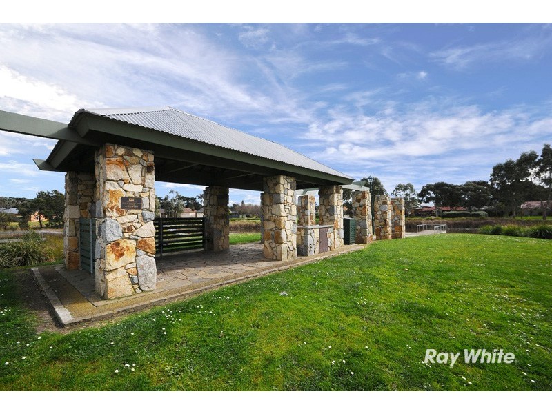 2 Gallop Close, Cranbourne East VIC 3977