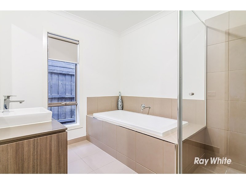 13 Rock Daisy Drive, Cranbourne West VIC 3977