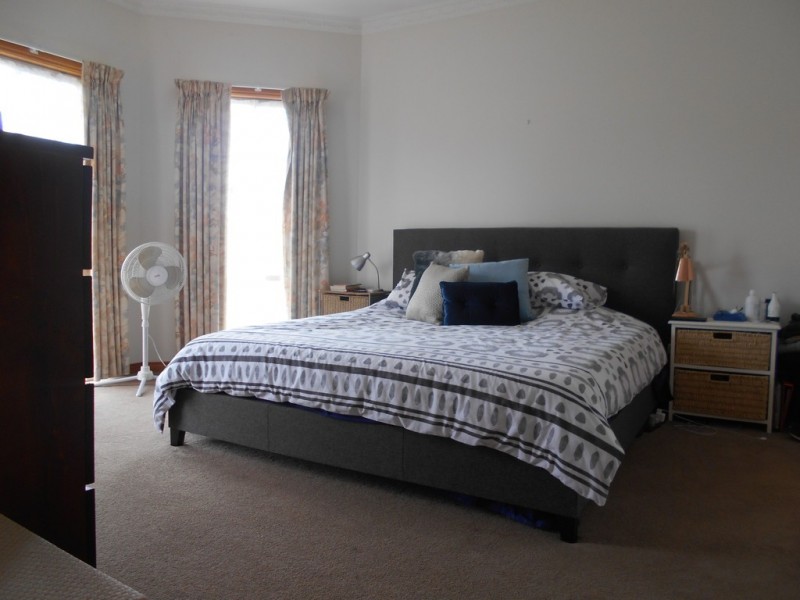 64 Golf Links Road, Berwick VIC 3806