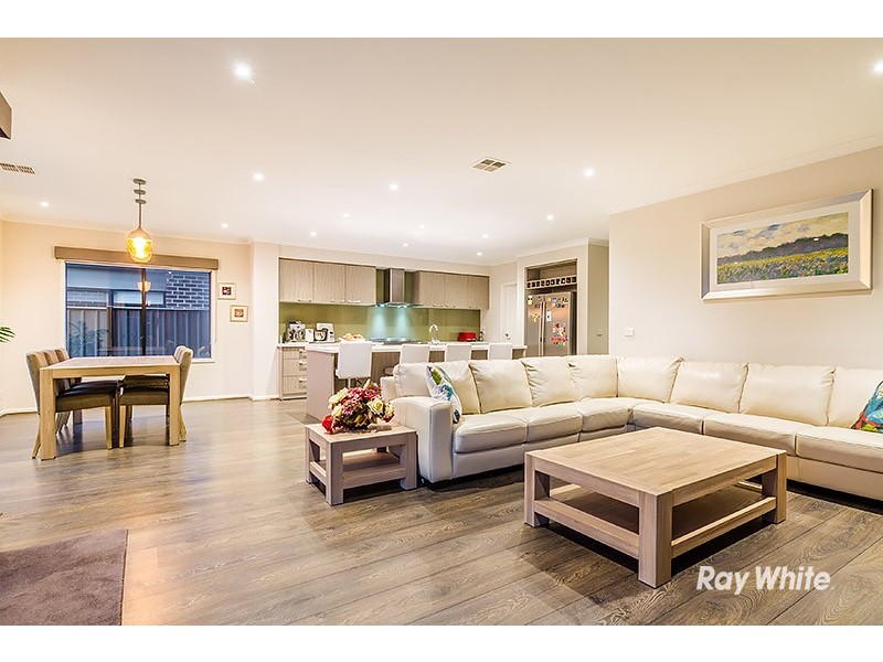 33 Wilkiea Crescent, Cranbourne North VIC 3977