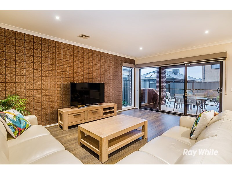 33 Wilkiea Crescent, Cranbourne North VIC 3977