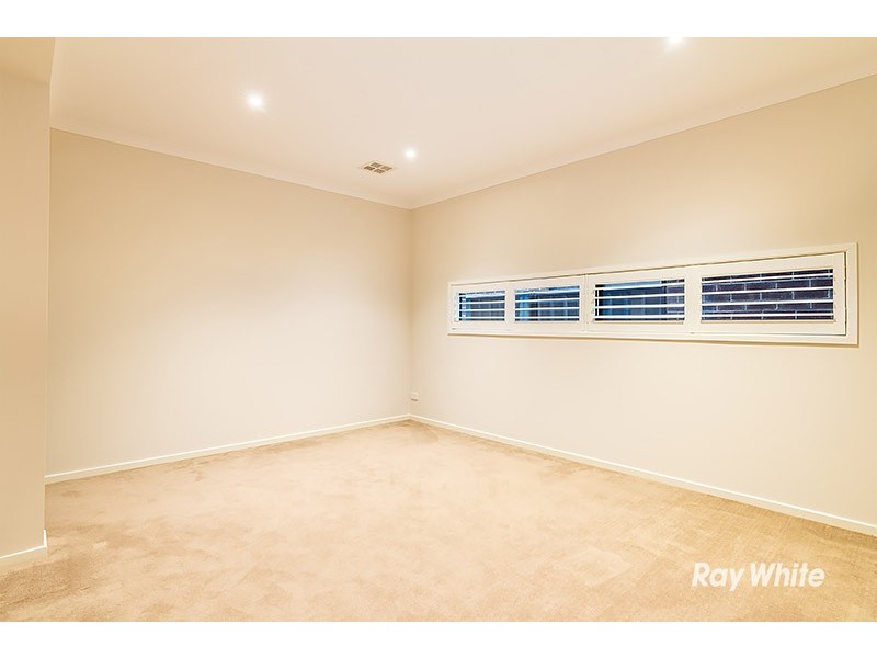 33 Wilkiea Crescent, Cranbourne North VIC 3977