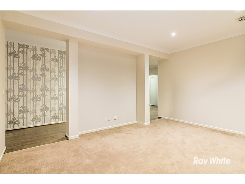 33 Wilkiea Crescent, Cranbourne North VIC 3977