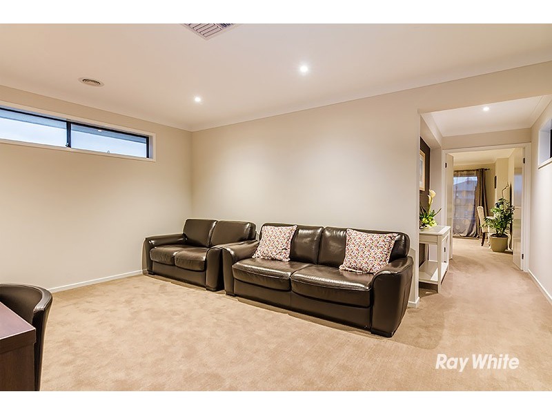 33 Wilkiea Crescent, Cranbourne North VIC 3977