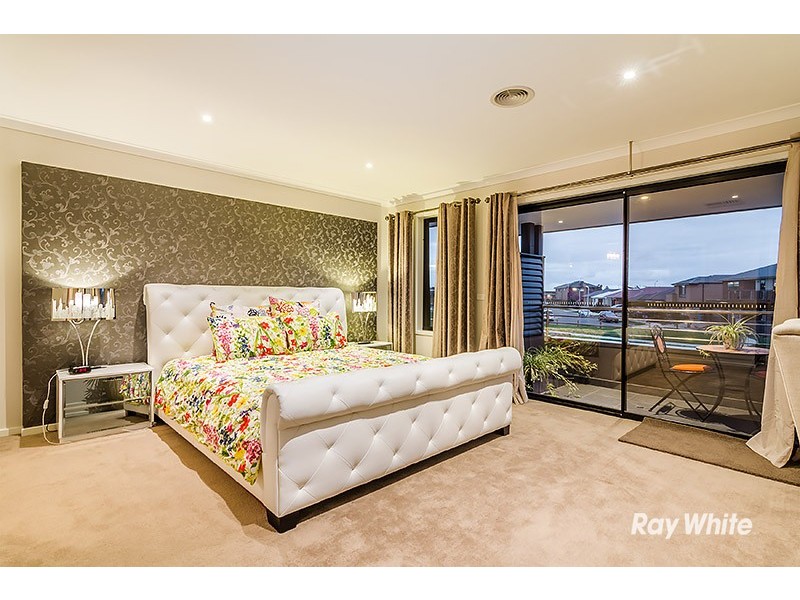 33 Wilkiea Crescent, Cranbourne North VIC 3977