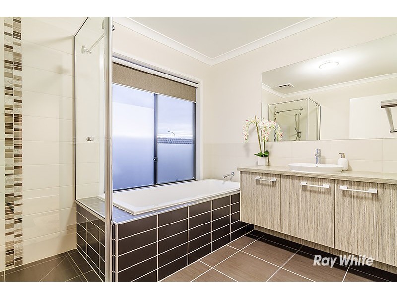 33 Wilkiea Crescent, Cranbourne North VIC 3977