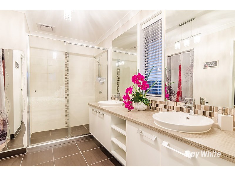 33 Wilkiea Crescent, Cranbourne North VIC 3977