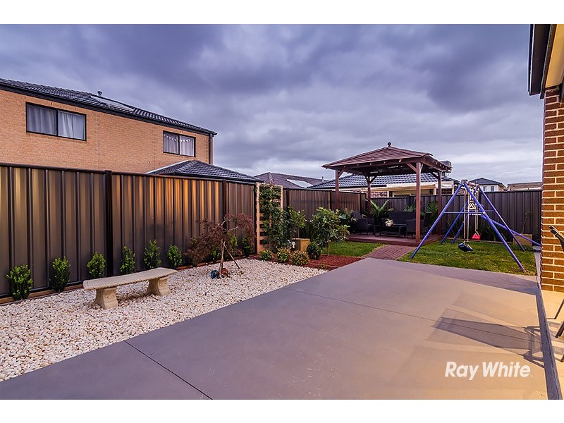 33 Wilkiea Crescent, Cranbourne North VIC 3977