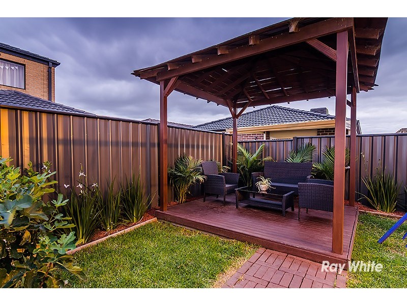 33 Wilkiea Crescent, Cranbourne North VIC 3977